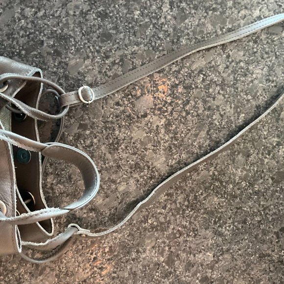 The Sak gray leather handbag with unusual draw string handles and shoulder strap - Picture 6 of 9